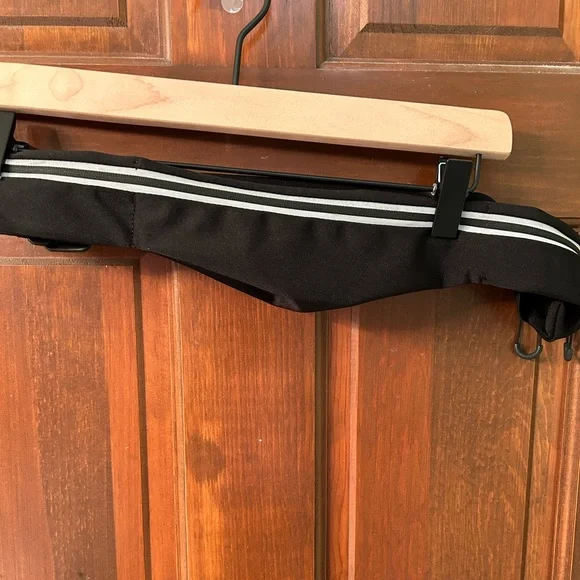 BELKIN Reflective stripe adjustable Fitness bag. Has a pouch for phone. - Picture 4 of 5